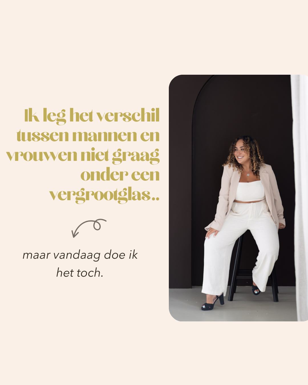 Ik leg het verschil tussen mannen en vrouwen niet graag onder een vergrootglas…
Maar in het zakenleven en ondernemerschap zie ik het keer op keer gebeuren:
vooral vrouwen twijfelen zóveel aan zichzelf en houden zichzelf zo klein.
Echt niet omdat ze niet goed genoeg zijn of omdat ze het niet kunnen.
En toch twijfelen ze..
Aan hun ervaring.
Aan hun kennis.
Aan hun tarief.
Aan hun recht om ruimte in te nemen.
→ “Mag ik mezelf wel expert noemen?”
→ “Ben ik wel senior genoeg om dit te claimen?”
→ “Wie zit er eigenlijk op mij te wachten?”
En dat terwijl ze allang resultaten leveren, door klanten worden vertrouwd en keer op keer van waarde zijn in wat ze doen.
Ik las ooit dat vrouwen pas solliciteren als ze aan vijf van de zes functie-eisen voldoen. Mannen doen het als ze er aan één voldoen.
Dat zegt alles.
Ondertussen zie ik mannelijke ondernemers zichzelf zonder moeite profileren als strategisch expert, senior consultant of thought leader. Geen twijfel, geen disclaimers. Gewoon: dit ben ik, dit kan ik, let’s go.
En ik neem het ze niet eens kwalijk, maar wij vrouwen zouden daar best wat meer van mogen overnemen.
Want als jij het niet zegt, doet iemand anders het ook niet voor je.
Je hoeft jezelf niet in een hokje te duwen, maar je mag wel je plek innemen.
Je expertise groeit niet in stilte, maar wel als je ’m zelf benoemt.
Durf jij hardop uit te komen voor jouw expertise? Ik ben benieuwd.