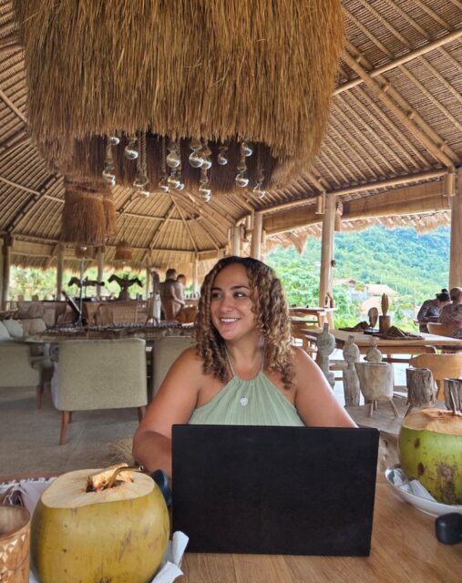 We gaan even de remote werken-clichés doorbreken, want die verhalen over vrijheid kennen we nu wel.

Vandaag gaat het over discipline, want zonder zat ik allang weer in een vlucht met Ryanair (oké, eigenlijk AirAsia vanuit Bali, maar even om de toon te zetten) naar huis.

In Nederland zit ik gewoon van 9 tot 5 achter m’n laptop, omdat iedereen dat doet. Iedereen om me heen gaat naar kantoor, werkt op vaste tijden, plant zijn dag strak in en zonder dat je het doorhebt, beweeg je daarin mee.

Maar weet je hoeveel ik hier in Bali zou kunnen doen? Hoeveel stranden, massages, cafés, yogalessen en zonsondergangen op me wachten?

Weet je hoe makkelijk het is om te denken: ik werk vanavond wel even, of morgen, of na die lunch bij die beachclub.

En dat is precies waar het misgaat.

Ik heb hier zoveel mensen ontmoet die met een beetje spaargeld naar Bali kwamen, dachten: ik ga dit leven wel even doen en zichzelf in no time verloren in beach clubs, feestjes en brunches.

Iedere dag een feestje, werk uitstellen, beetje freelancen, beetje zien wat komt.

En uiteindelijk nét genoeg geld overhouden voor een vliegticket terug naar huis.

Remote werken klinkt als vrijheid, maar vraagt om keiharde keuzes.

Het is niet werken waar en wanneer je maar wil, maar zelf bepalen dat je werkt, ook als alles om je heen roept: doe het later.

 ➤ Op tijd opstaan als niemand je aanwezigheid timet.
 ➤ Plannen als niemand met je meekijkt of deadlines stelt.
 ➤ Je werk serieus nemen als niemand zegt dat het moet.
 ➤ En vooral (heel vaak) nee zeggen tegen alles wat leuker, makkelijker of relaxter lijkt dan je to-do-lijst.

Remote werken is niet moeilijk omdat het zwaar is, het is moeilijk omdat het zo aantrekkelijk is om te doen wat niet moet.

Don’t get me wrong: het is het zeker waard, maar het is geen vakantie.

Werk jij wel eens remote? Wat vind jij het lastigst eraan of lijkt het je juist heerlijk? Ik ben benieuwd naar jouw beeld. 👇