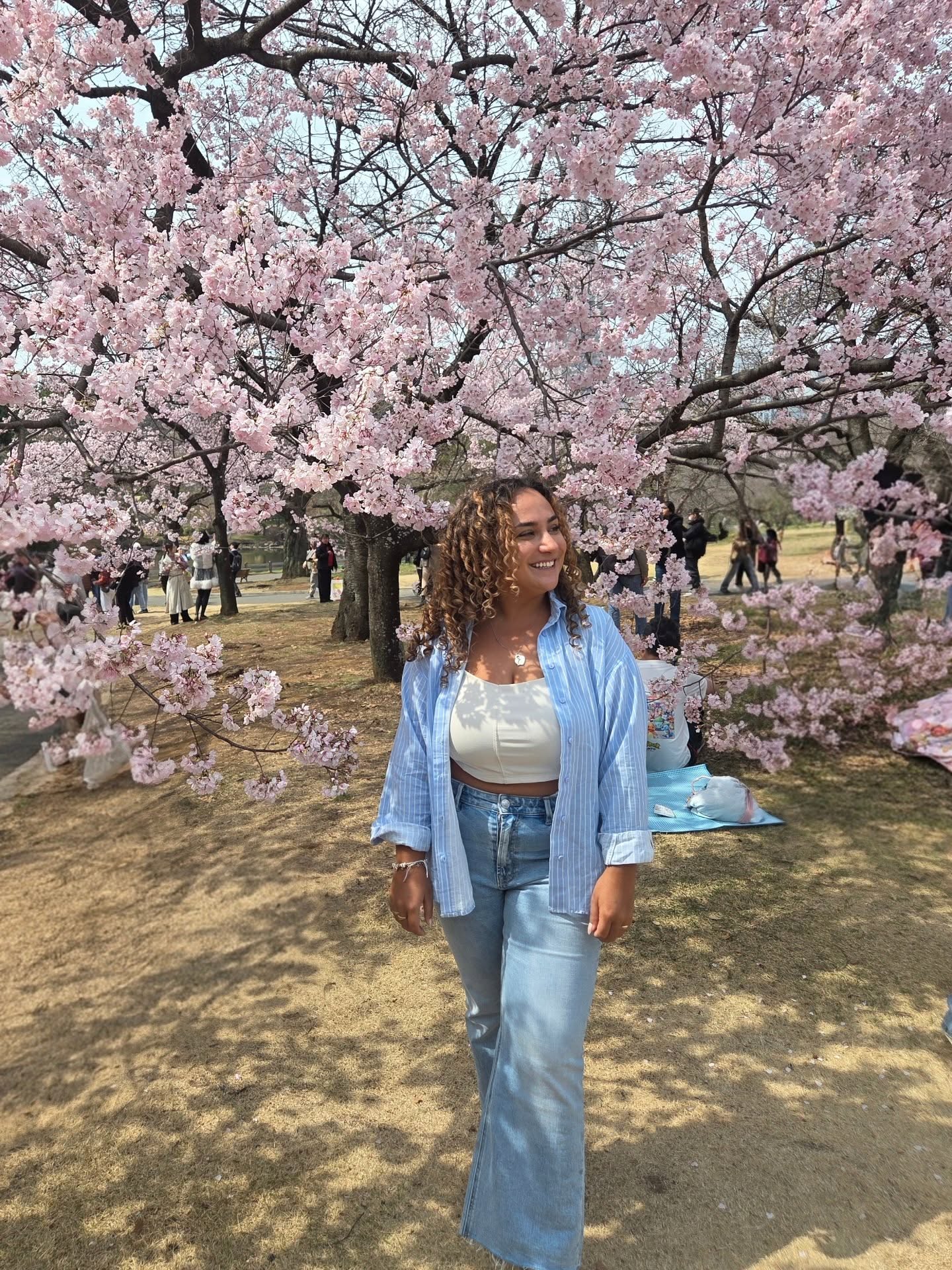 Ze hebben het altijd over “jezelf vinden” op reis, maar ik ben mezelf hier vooral keihard tegengekomen.

We hebben het vaak een beetje romantiserend en geinend over jezelf vinden op reis, in een olifantenbroek, en dat je ineens weet wat je wil met je leven.

Ik ben momenteel drie weken aan het rondreizen in Japan. 

En gelukkig weet ik al best goed wie ik ben (en dat ik geen olifantenbroek wil), maar ik merk hier vooral heel sterk wat ik niet meer wil.

Mijn constante haast, mijn never-ending FOMO, mijn to-do lijstjes en altijd dat gevoel dat ik 'door' moet.

Japan is daarin genadeloos confronterend.

Mensen eten hier niet lopend op straat, maar staan stil en nemen even de tijd. Terwijl ik mijn eten normaal gesproken lopend, rennend of ergens in het OV naar binnen werk, want ja: efficiënt.

En nu stond ik ernaast en dacht alleen maar: wow… zo kan het dus ook. Wat goed. En eigenlijk ook gewoon heel fijn.

Op de drukste metrostations, midden in de spits, wacht iedereen rustig op zijn beurt. Geen geduw en geen ongeduld. Ik merkte dat ik eerst nog dacht: kom op. En nu steeds vaker: komt wel.

En in de supermarkt zei een medewerkster dat ze iets voor me ging halen. Na drie minuten voelde ik al irritatie opkomen en dacht ik: dit duurt te lang, ik loop wel door. Maar dat doe je hier niet. 

Dus ik bleef staan. Tien minuten. En ja hoor, ze kwam gewoon terug met precies wat ik zocht en graag wilde.

Blijkbaar is wachten hier geen probleem. Stilstaan ook niet.

Alleen voor mij.

En wat ik hier ineens heel helder zie, is hoe ik eigenlijk altijd “aan” sta: altijd snel, altijd door en vooral altijd het gevoel dat het efficiënter kan.

En ik merk dat ik daar wel een beetje klaar mee ben.

Even wachten is oké, de tijd nemen is oké, en niet constant lijstjes afwerken en gewoon even niets is ook oké.

Blijkbaar moest ik daarvoor helemaal naar de andere kant van de wereld reizen om dat te beseffen. En dat is ook oké.