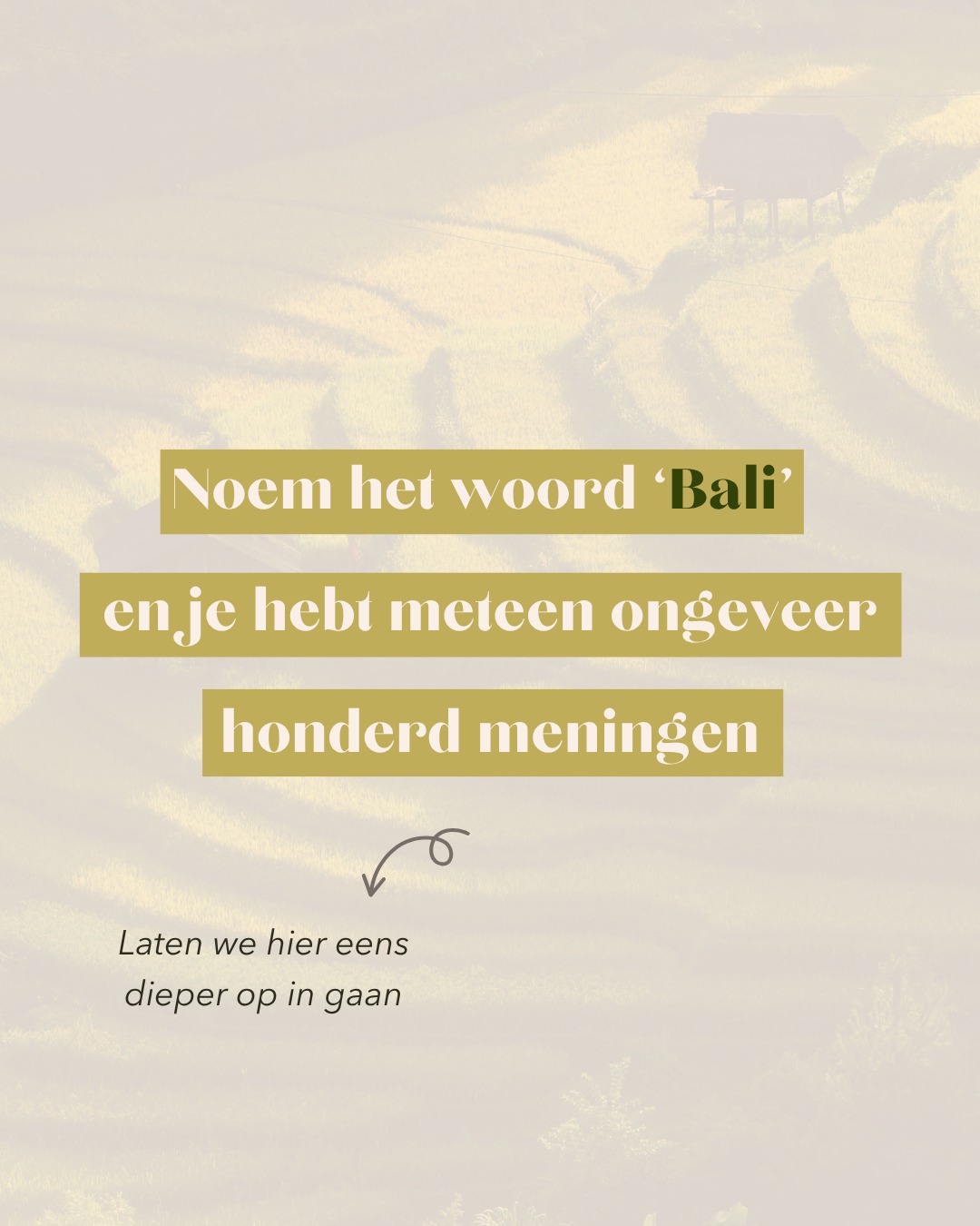 Van rondlopen op blote voeten tot dropshipping businesses, eindeloze feesten en massatoerisme. Iedereen lijkt er wel iets van te vinden.

Ik ben er zelf net na drie jaar weggegaan en juist daardoor kan ik zeggen: Bali is zoveel meer dan de stereotypes.

De bekende beelden kloppen deels.

Ja, er zijn mensen die leven voor yoga en spiritualiteit.
Ja, er zijn ondernemers die gaan voor snel geld.
Ja, er zijn mensen die heel veel feesten.
En ja, er wordt (veel te veel) gebouwd.

Maar dat is maar een klein deel van het verhaal.

Wat je minder vaak hoort, is waarom zoveel mensen er überhaupt naartoe gaan en zo graag blijven.

De energie en inspiratie om te ondernemen.
De hoeveelheid plekken waar je kunt werken en bouwen aan jezelf.
Hoe normaal het is om buiten te leven.
De mensen die verder kijken dan de titels op je cv.
Hoe makkelijk het wordt om gezonder te leven door de focus op beweging en voeding.

En dan heb je natuurlijk ook nog de geweldige cultuur, de lieve locals en de indrukwekkende natuur. Want die zijn er nog steeds, als je verder kijkt dan de paar plekken waar iedereen blijft hangen.

Al die dingen zorgden ervoor dat Bali voor mij als thuis voelde.

We maken plekken vaak kleiner dan ze zijn, omdat dat makkelijker is. Maar daarmee sluiten we ons ook af voor het hele verhaal.

Ik ben benieuwd: hoe kijk jij naar Bali?