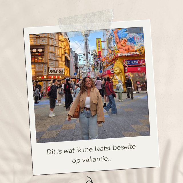 Weet je wat ik me laatst besefte op vakantie over ondernemen?

Helemaal niets.

En dat bedoel ik positief.

We kennen ze allemaal wel: de posts waarin de grootste businessinzichten worden opgedaan op reis, onder de douche of tijdens een lange wandeling.

Afgelopen maand was ik drie weken in Japan en in die tijd ben ik mentaal geen moment met werk bezig geweest. 

Niet met strategie, niet met groei en al helemaal niet met wat dit betekent voor mijn business.

Mijn aandacht zat heel ergens anders. 

Bij het ontdekken van steden, tempels, lokaal eten en een cultuur die totaal anders is dan thuis. En bij de 20.000 stappen per dag die ik nog steeds voel.

Maar vooral ook bij rust, ontprikkelen en even helemaal niets.

Zodat er juist weer ruimte ontstaat om scherp te worden, energie te voelen en creativiteit toe te laten.

Dus misschien heb ik toch wel een belangrijk inzicht opgedaan (;-)): 
Soms moet je er helemaal uit om er daarna weer echt in te kunnen.